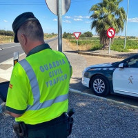 Un agente realiza disparos intimidatorios y casi lo atropellan en Extremadura