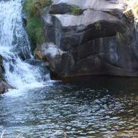 Accidente en una piscina natural extremeña: crítico tras caer desde varios metros de altura