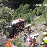 El conductor del autobús gritó a los pasajeros que saltaran antes de caer al precipicio