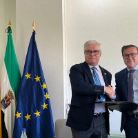 Un convenio entre la UEx y Diputación de Badajoz fomentará la ciencia entre las extremeñas