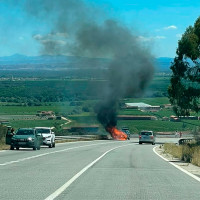 Sale ardiendo un vehículo y provoca un incendio forestal en Extremadura