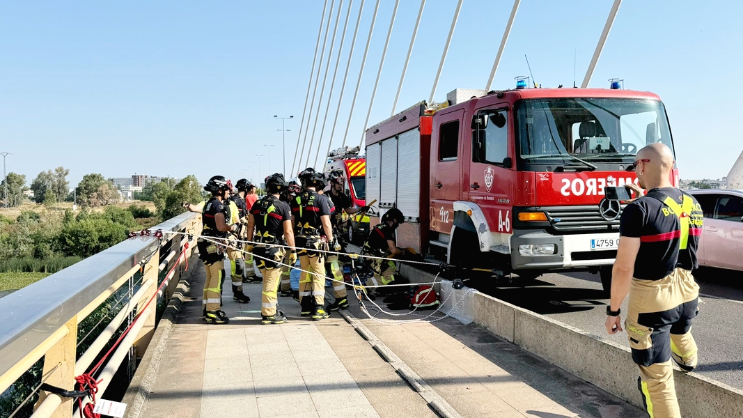 Así ha sido la intervención de los bomberos en el Puente Real