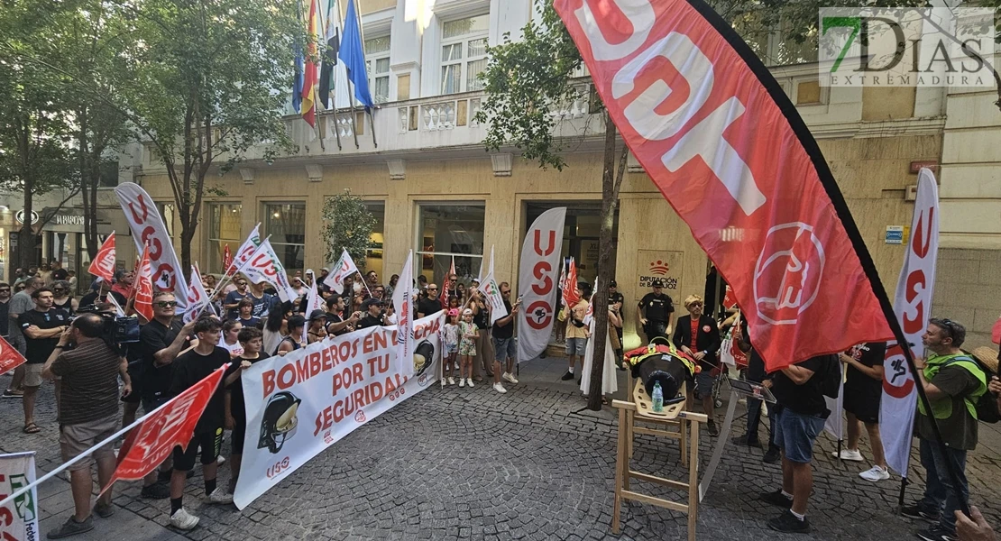 Los bomberos del CPEI toman las calles de Badajoz con un 'muerto'