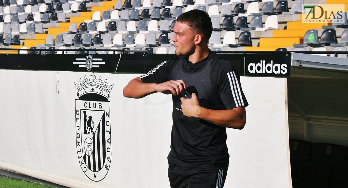 Imágenes del primer entrenamiento del CD Badajoz y entrevista a Álex Herrera