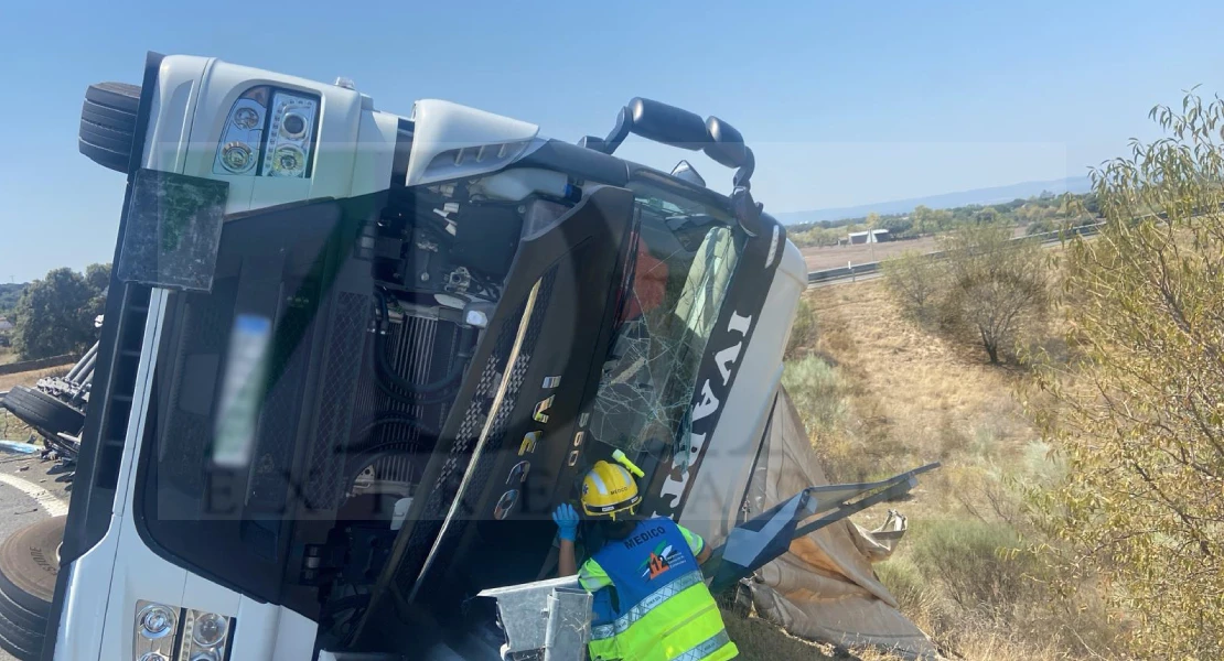 Dos heridos tras volcar su camión en Navalmoral de la Mata: el conductor y un bombero del SEPEI