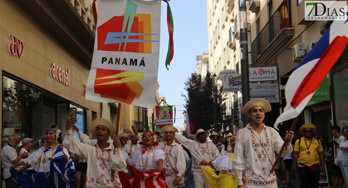 Las calles de Badajoz rebosan de alegría y color en el desfile del Festival Folklórico de Extremadura