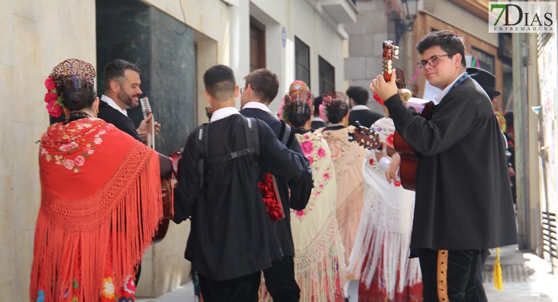 Las calles de Badajoz rebosan de alegría y color en el desfile del Festival Folklórico de Extremadura