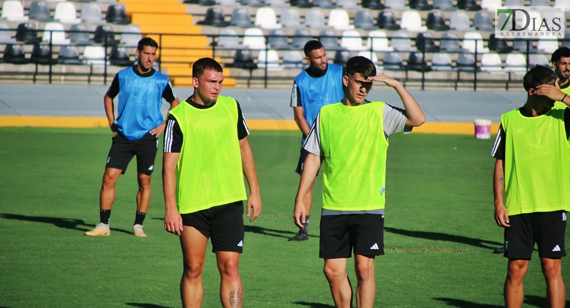 Imágenes del primer entrenamiento del CD Badajoz y entrevista a Álex Herrera