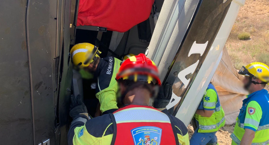 Dos heridos tras volcar un camión en Navalmoral de la Mata: el conductor y un bombero del SEPEI