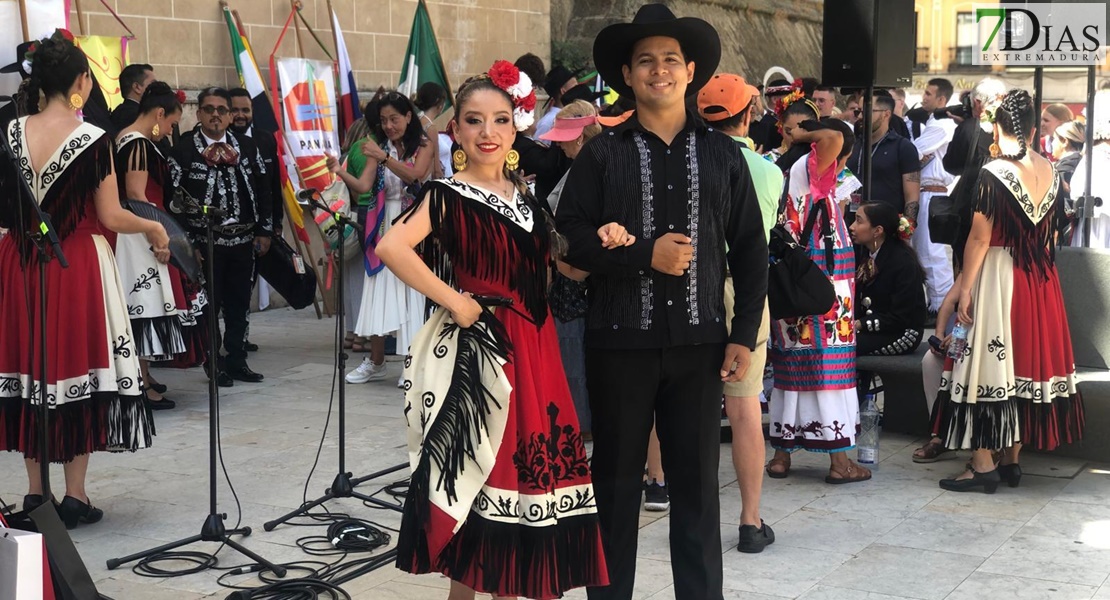 Los grupos internacionales muestran su folklore en la Plaza de España de Badajoz