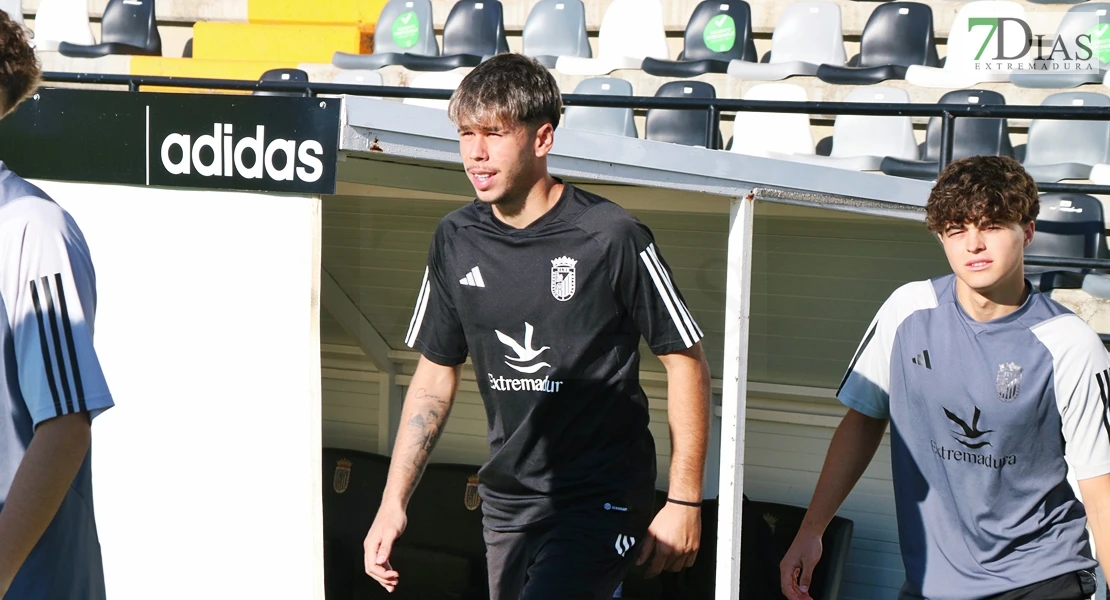 Imágenes del primer entrenamiento del CD Badajoz y entrevista a Álex Herrera