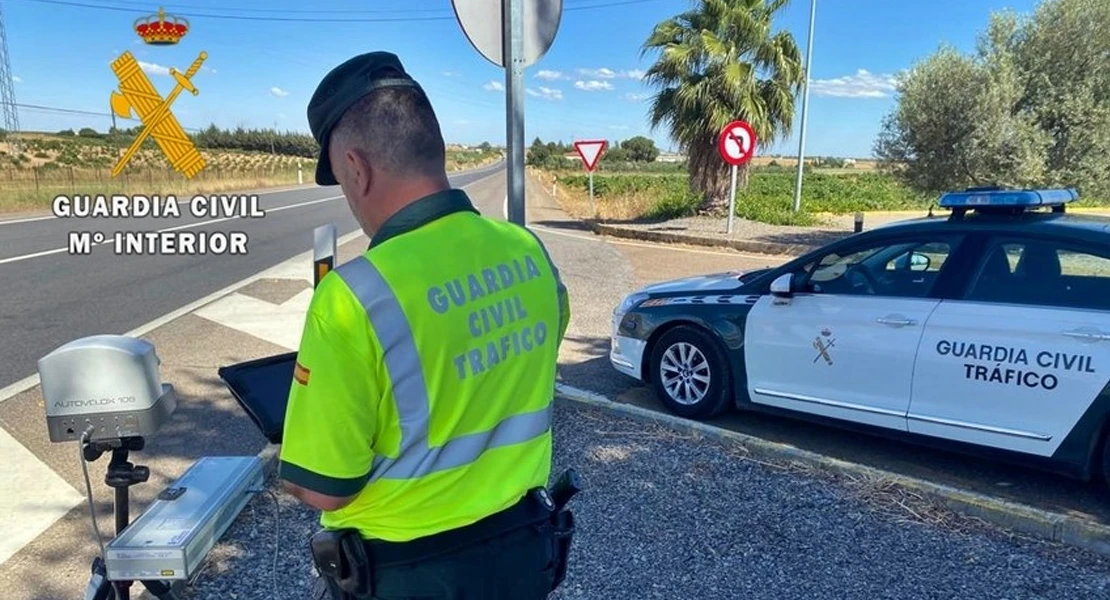 Un agente realiza disparos intimidatorios y casi lo atropellan en Extremadura