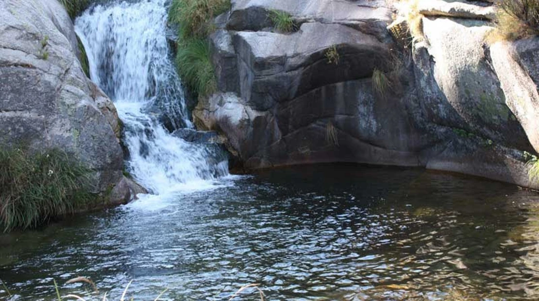 Accidente en una piscina natural extremeña: crítico tras caer desde varios metros de altura