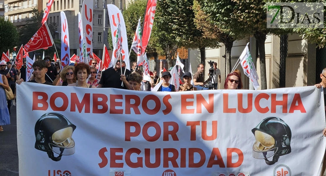 Los bomberos del CPEI toman las calles de Badajoz con un 'muerto'