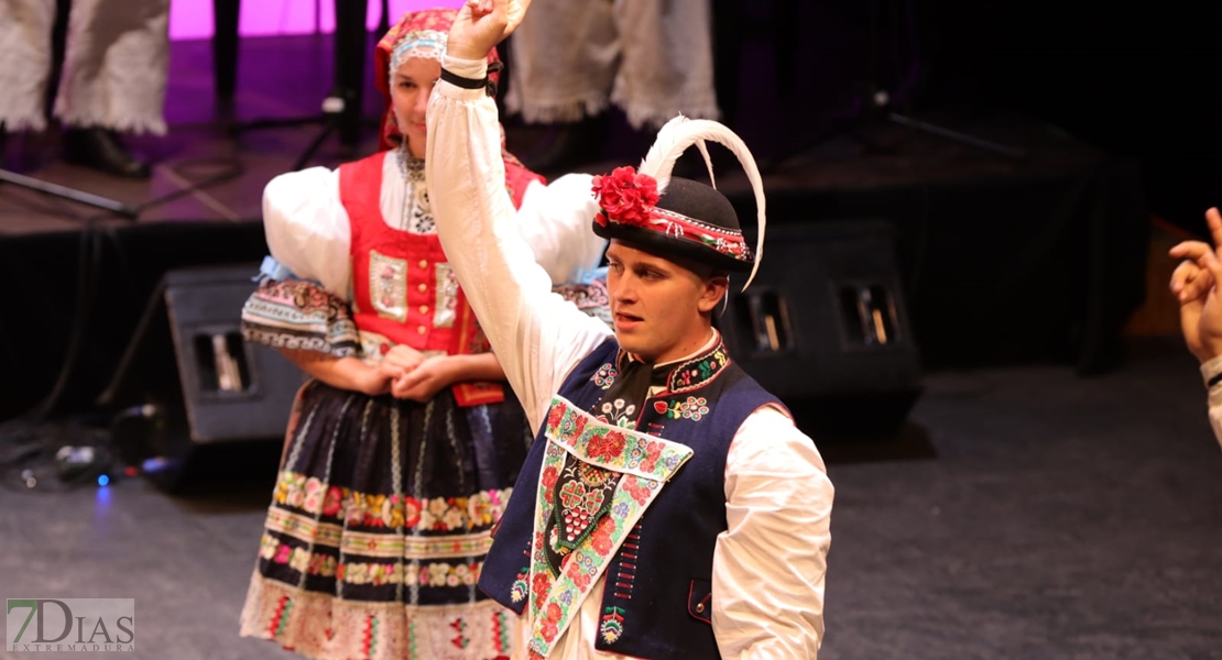 Así se vivió la primera gala del Festival Folklórico de Extremadura en Badajoz