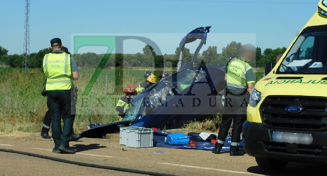 Un hombre en estado crítico y una mujer grave tras accidentarse en la EX-363 (BA)