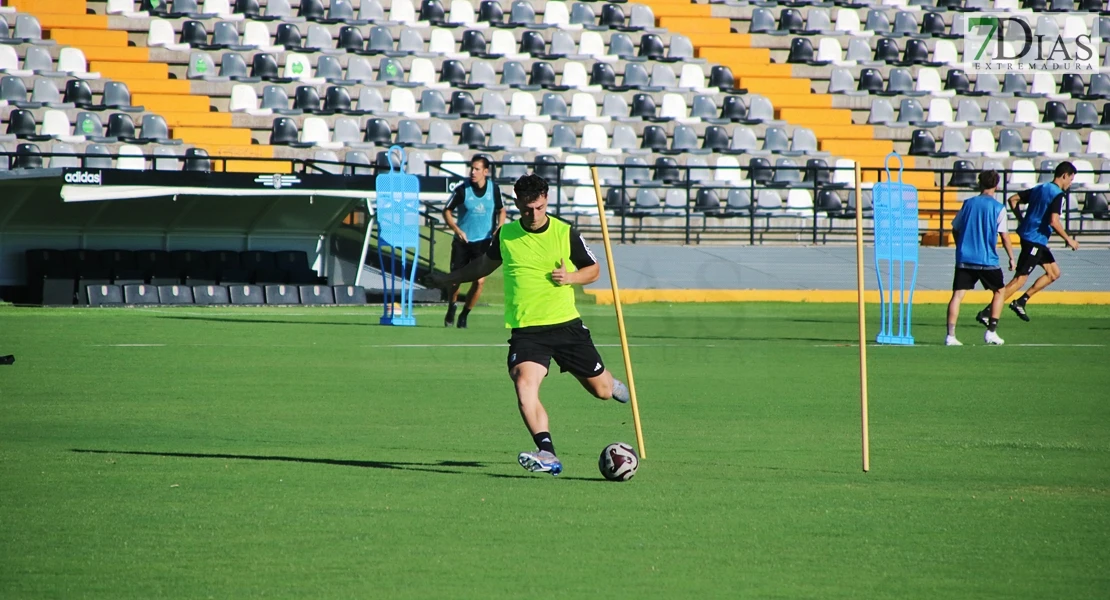 Imágenes del primer entrenamiento del CD Badajoz y entrevista a Álex Herrera