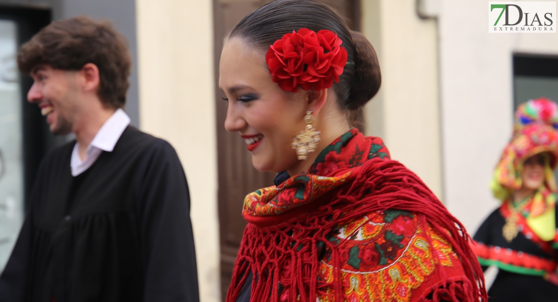 Las calles de Badajoz rebosan de alegría y color en el desfile del Festival Folklórico de Extremadura