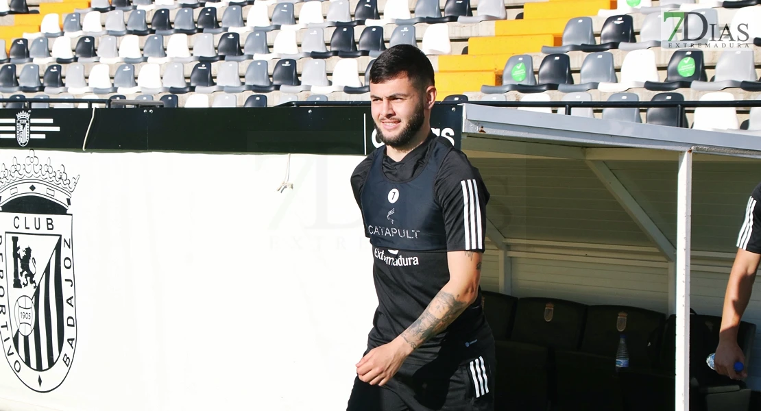 Imágenes del primer entrenamiento del CD Badajoz y entrevista a Álex Herrera