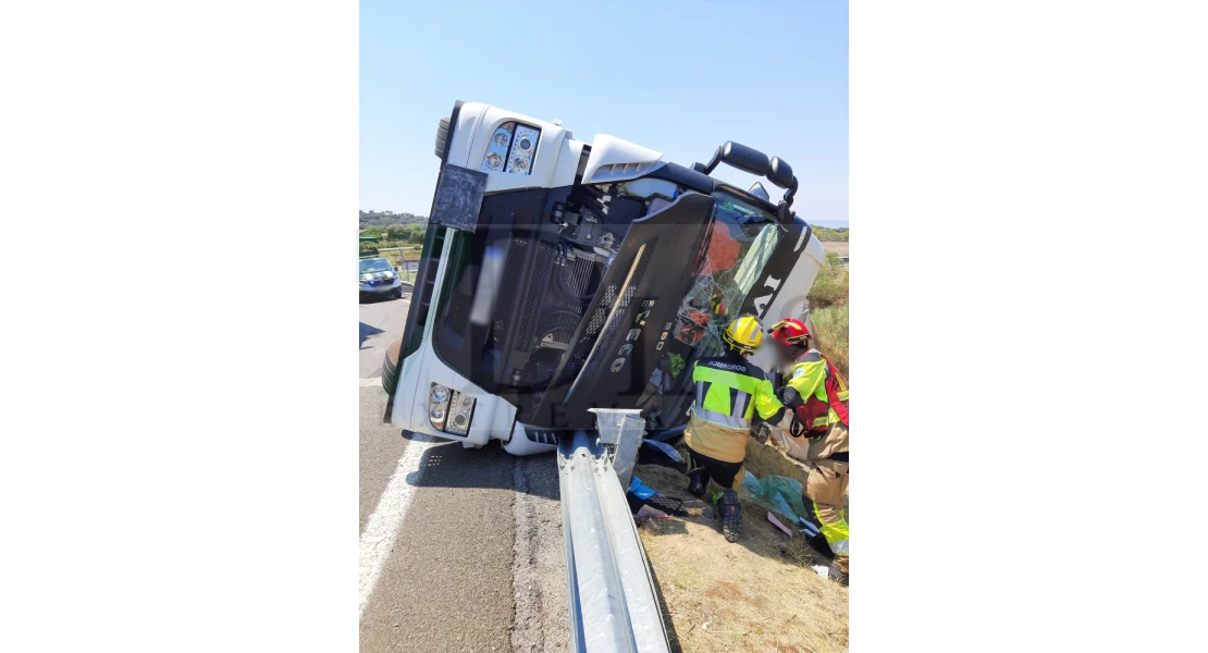 Dos heridos tras volcar su camión en Navalmoral de la Mata: el conductor y un bombero del SEPEI