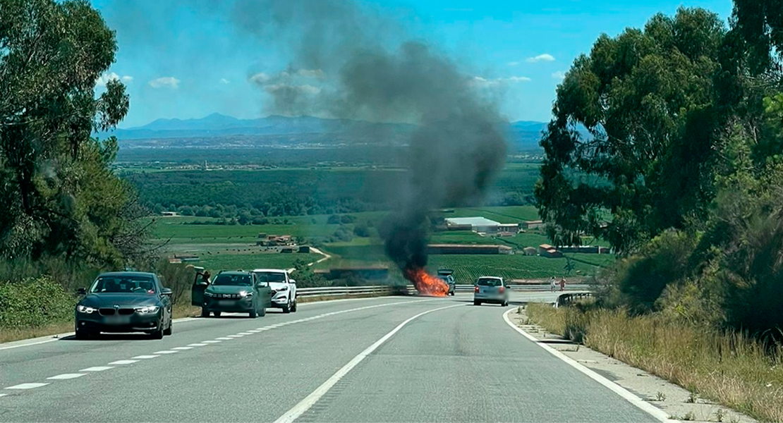 Sale ardiendo un vehículo y provoca un incendio forestal en Extremadura