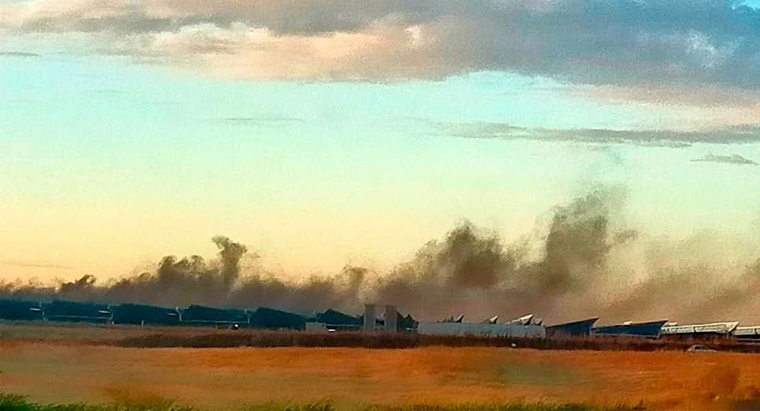 Alerta por un incendio en La Garrovilla: "Puede generar gases contaminantes, ojo con la nube tóxica"