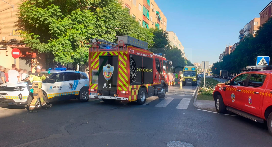 Un vehículo se empotra contra un local en la avenida Carolina Coronado de Badajoz