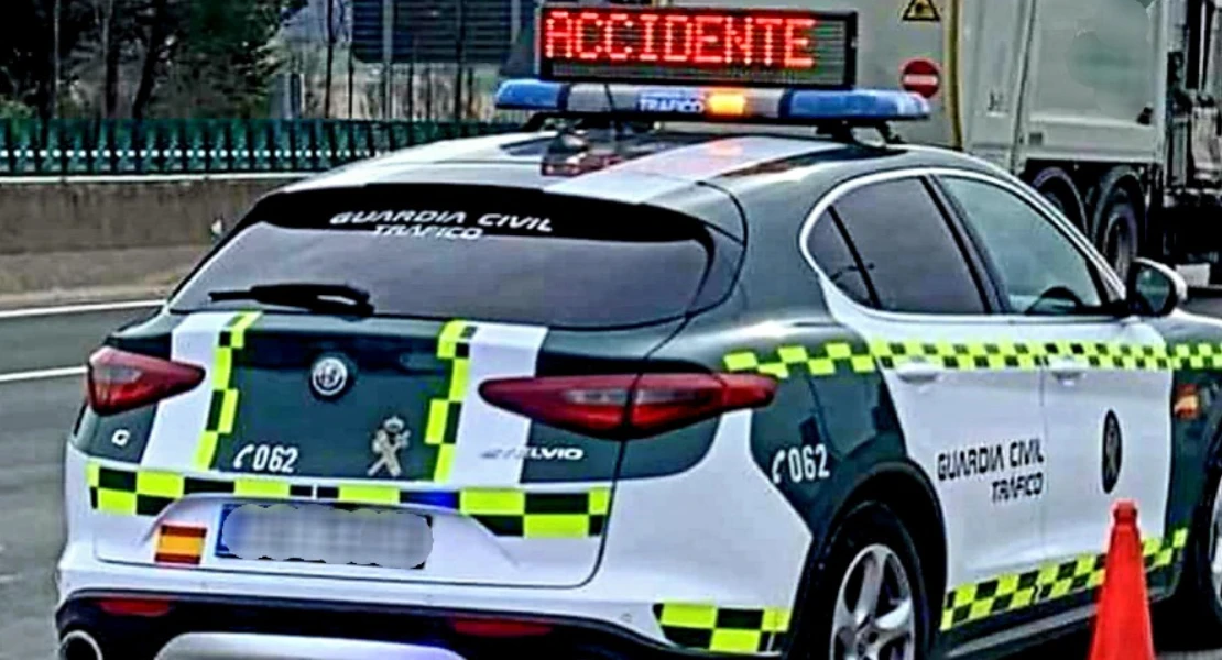 Se sale de la vía y acaba empotrando su coche contra una vivienda en Extremadura