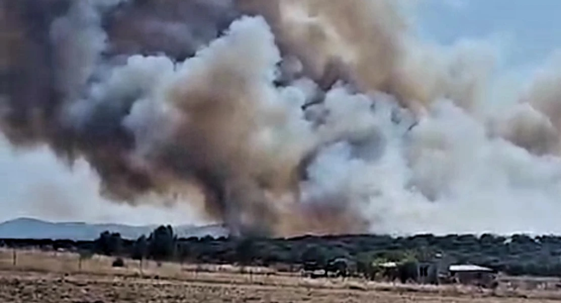 Varios helicópteros contra incendios trabajan para acabar con las llamas en Monroy (CC)