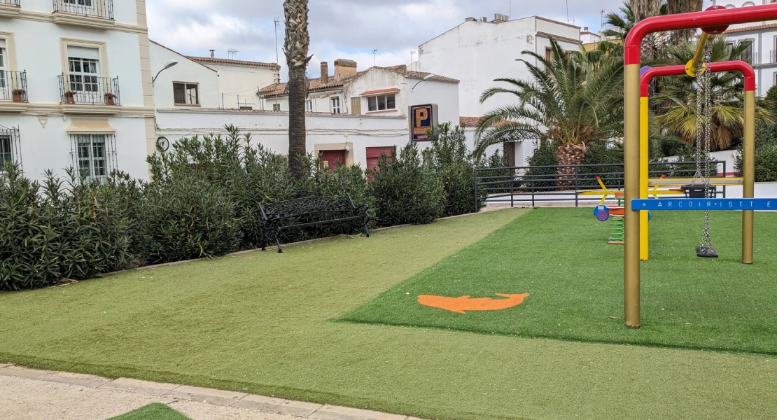 Denuncian la presencia de plantas venenosas en un parque infantil de Almendralejo