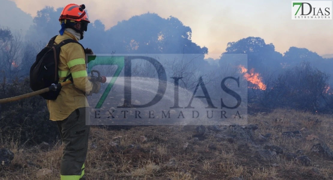 Impactantes imágenes del incendio Nivel 1 en la Sierra Gragera (Extremadura)