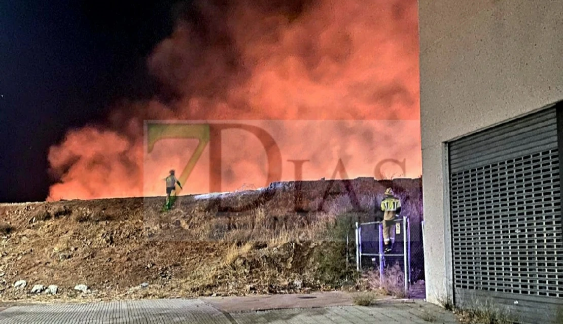 Bomberos del CPEI extinguen de madrugada un incendio cercano a viviendas