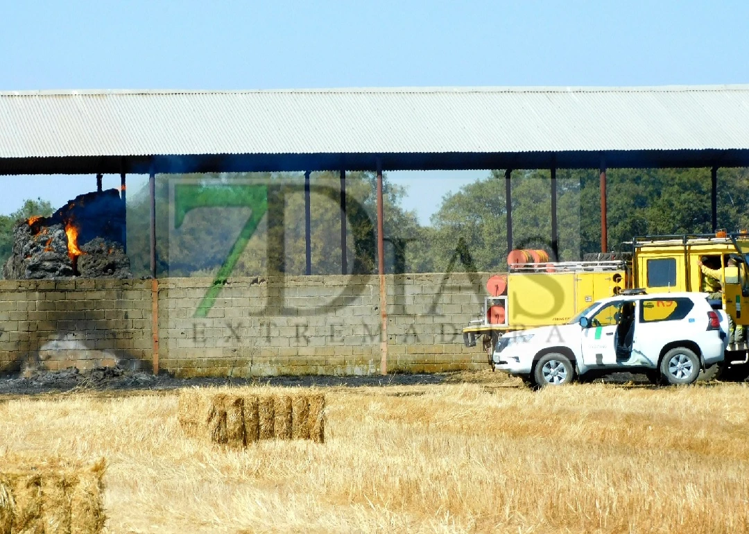 Movilizan un amplio dispositivo por un incendio en La Roca de la Sierra