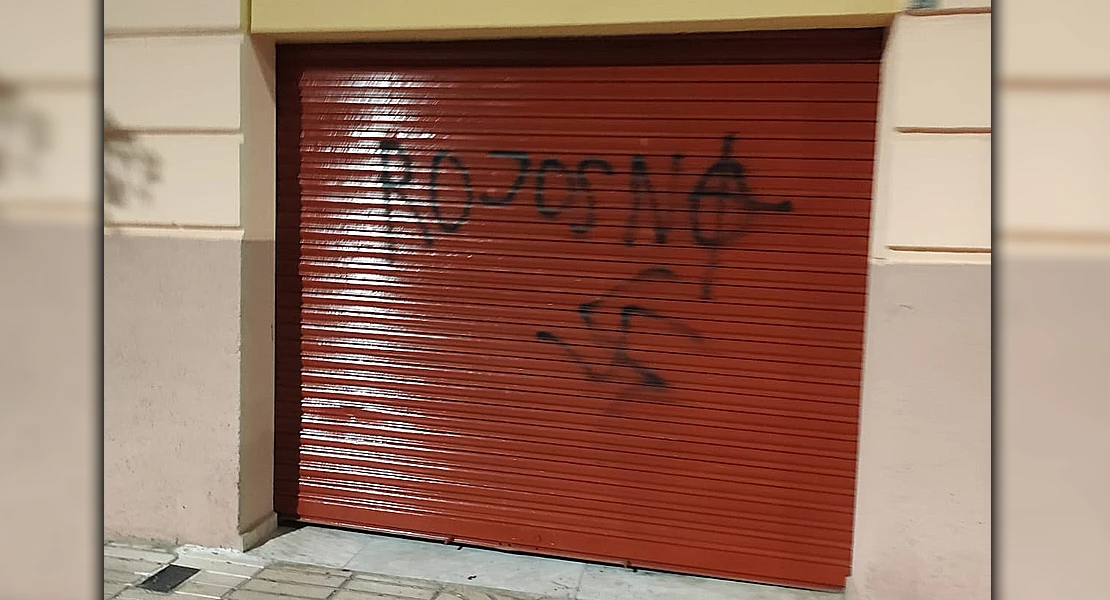 Pintan un símbolo nazi en la sede del PSOE en Badajoz: “ROJOS NO”