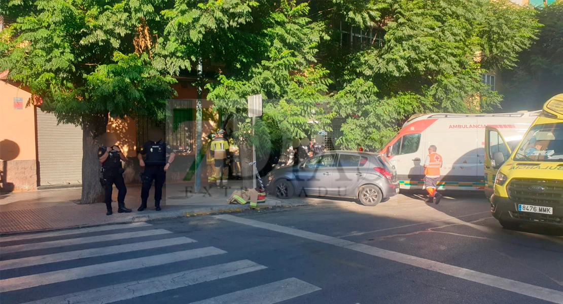 Un vehículo se empotra contra un local en la avenida Carolina Coronado de Badajoz