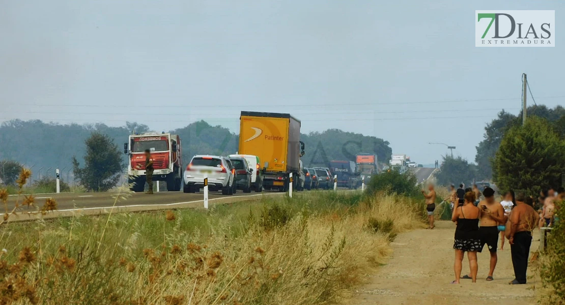 Vecinos de la zona incendiada en Badajoz: “Estamos completamente abandonados”