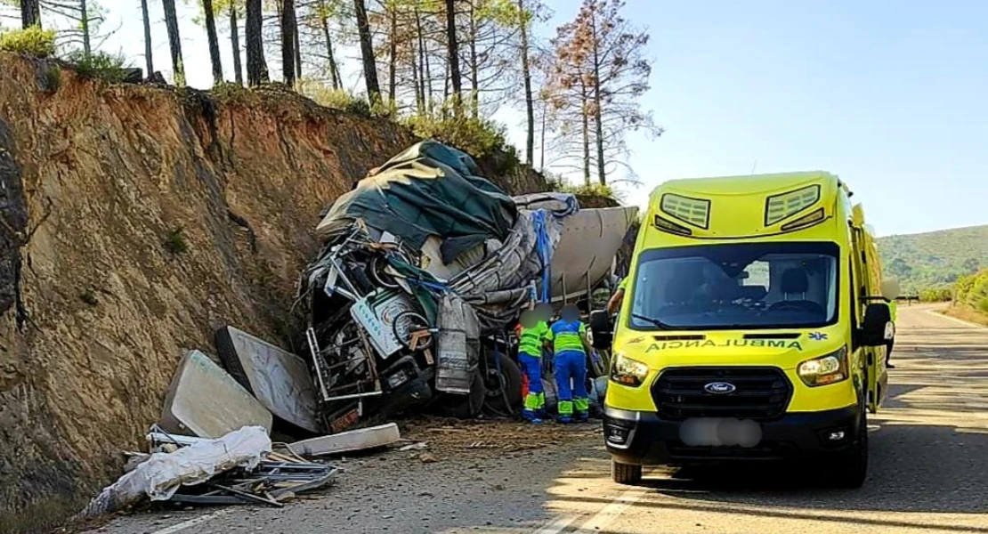 Trasladado hasta el Hospital tras volcar su camión en un municipio extremeño