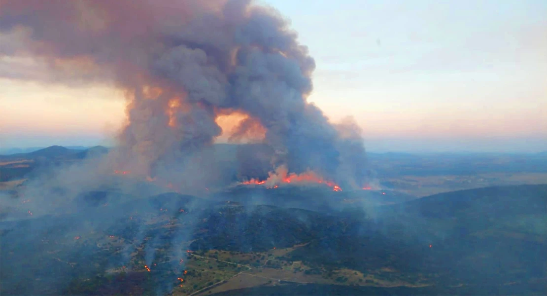 Declarado un incendio muy peligroso a las puertas de Extremadura