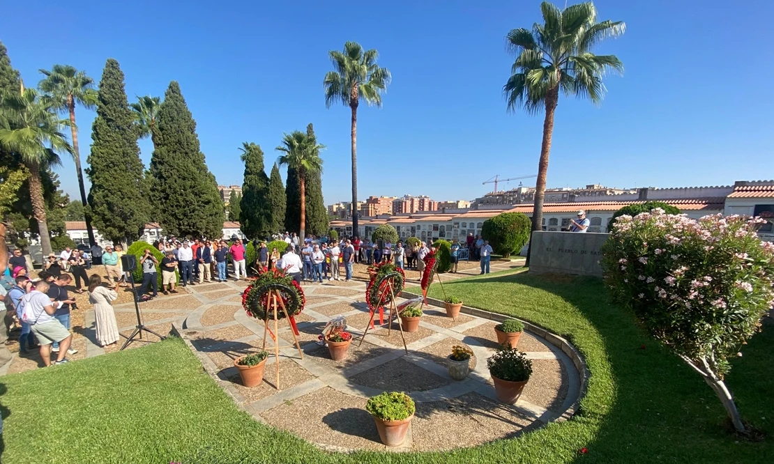 El PSOE homenajea a las víctimas del franquismo en el Cementerio Viejo de Badajoz