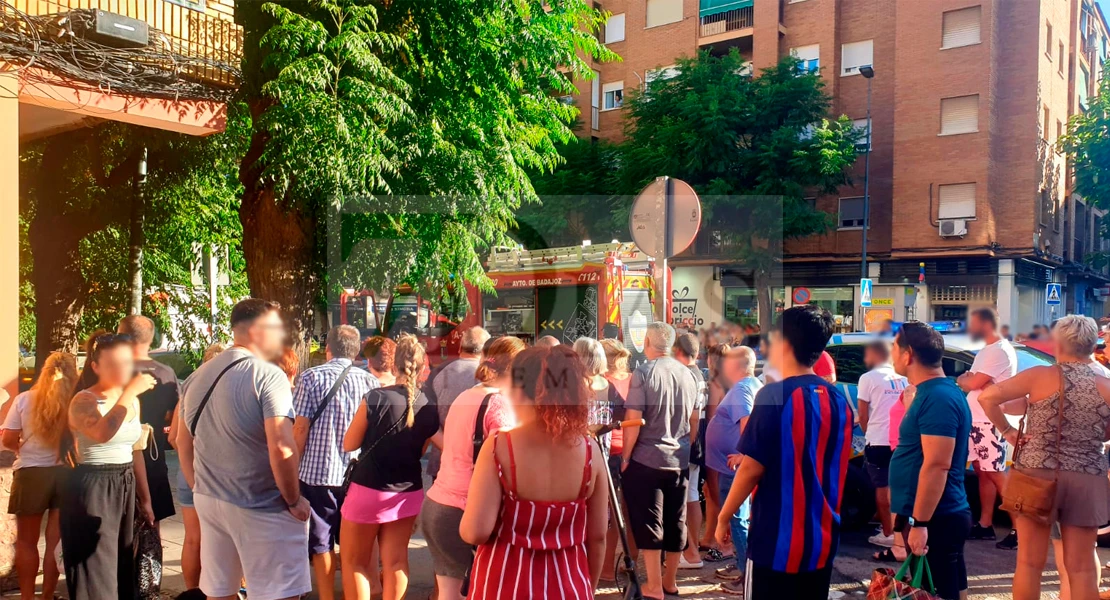 Un vehículo se empotra contra un local en la avenida Carolina Coronado de Badajoz