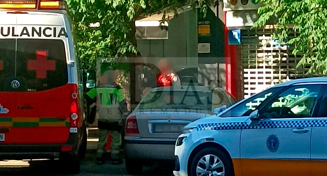 Un vehículo se empotra contra un local en la avenida Carolina Coronado de Badajoz