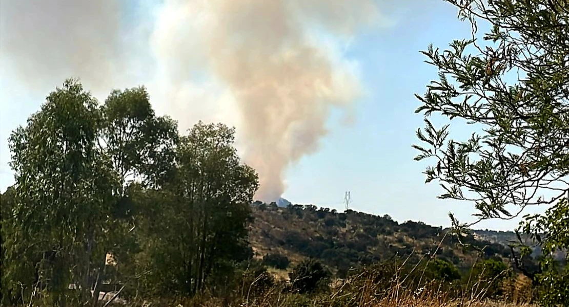 Bomberos forestales luchan contra las llamas en un incendio en Extremadura