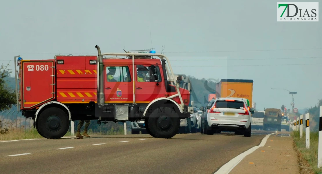 Imponente incendio a las afueras de Badajoz: activan el nivel 1 de peligrosidad