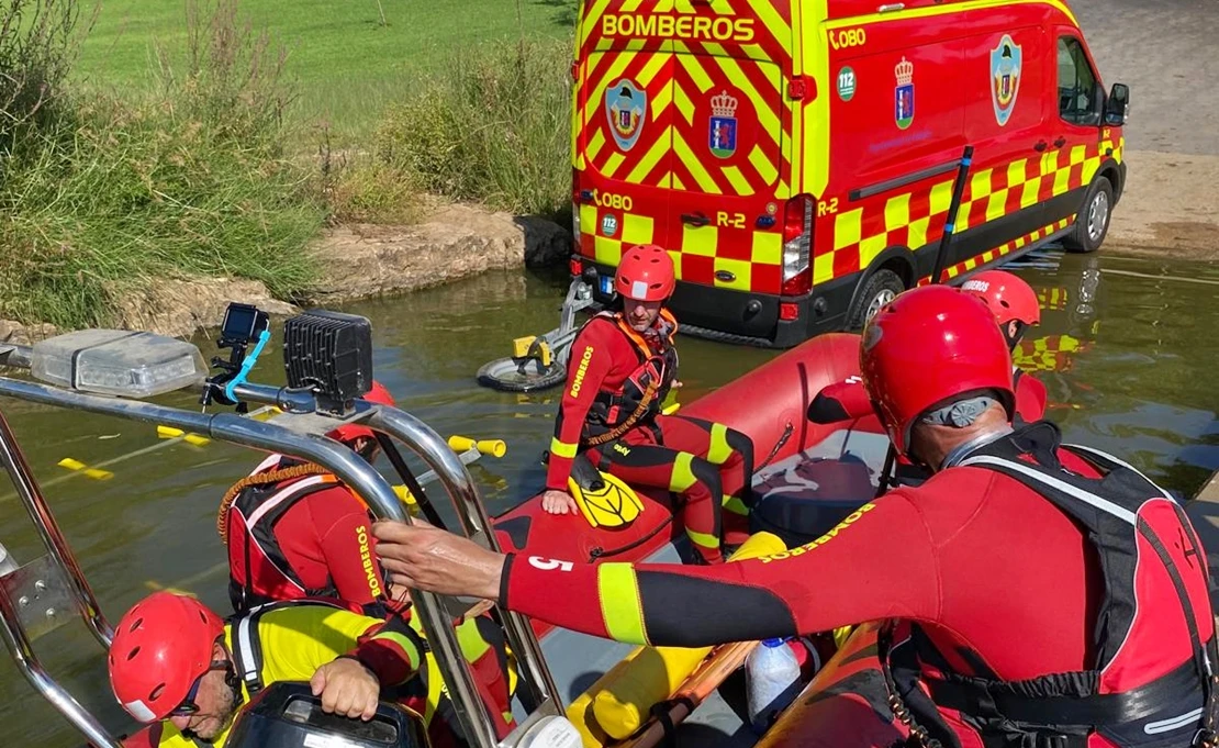 Los Bomberos de Badajoz muestran su profesionalidad en las aguas del Río Guadiana