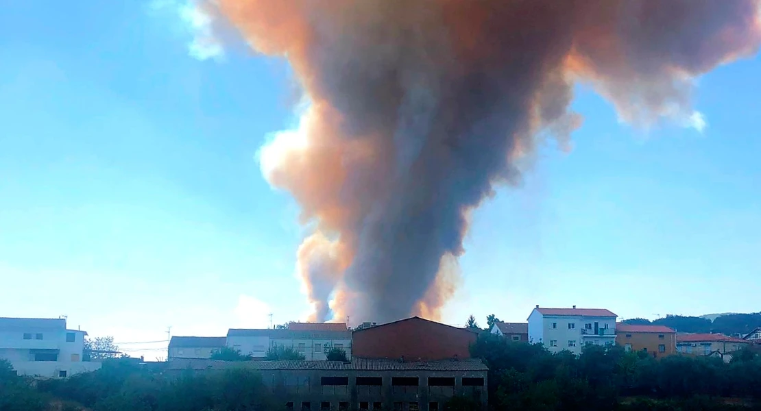 Desoladoras imágenes del incendio de nivel 1 de peligrosidad en La Vera