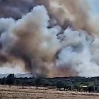 Varios helicópteros contra incendios trabajan para acabar con las llamas en Monroy (CC)