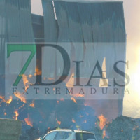 Incendio activo cerca de Montijo: se calcina una nave