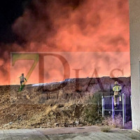 Bomberos del CPEI extinguen de madrugada un incendio cercano a viviendas