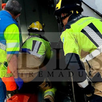 Aparatoso accidente de camión en Navalmoral de la Mata con un atrapado