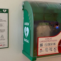 Instalarán 20 desfibriladores en centros municipales de Cáceres